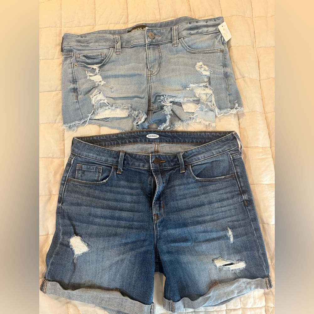 👖 Light Wash Distressed Shorts